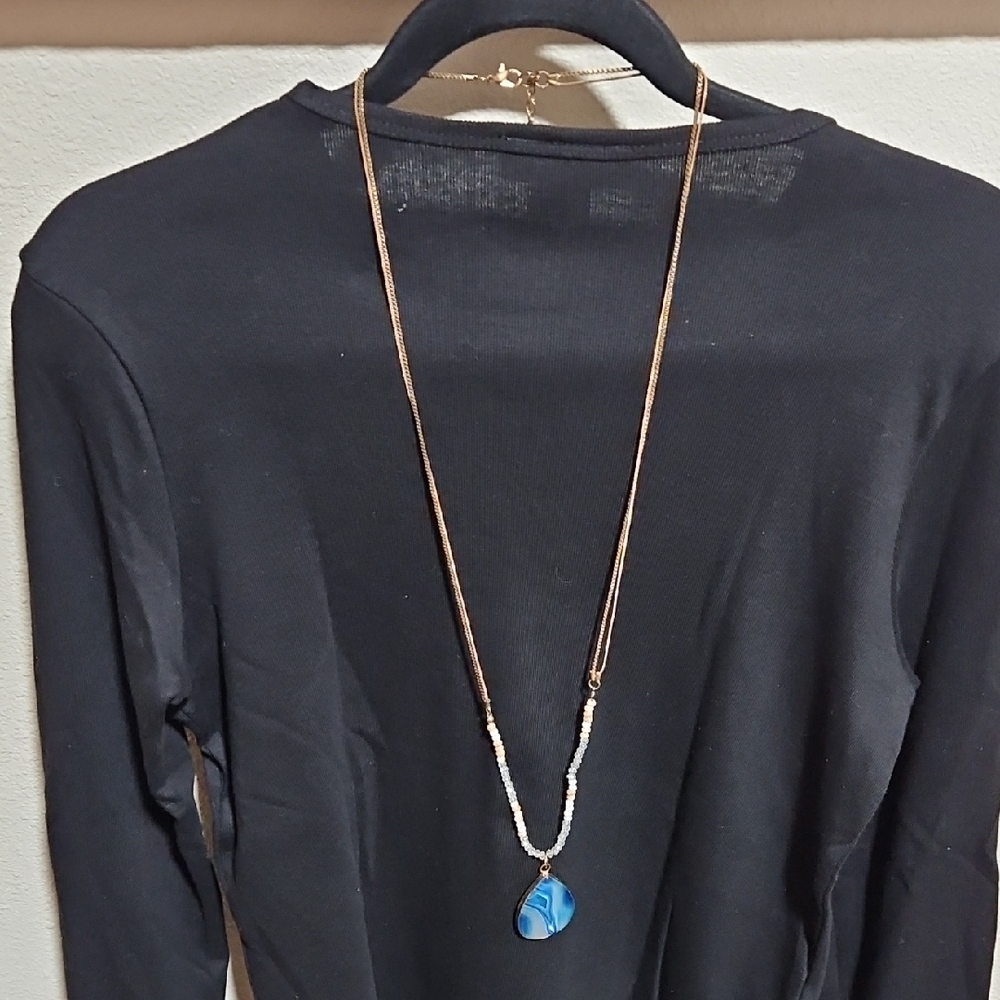 Elegant Blue and Gold Pendant Necklace